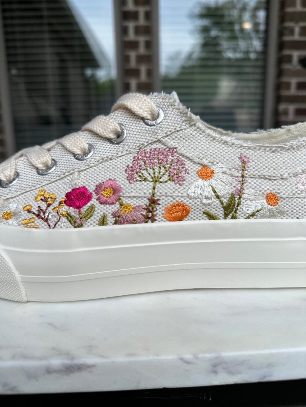 Blowfish Malibu Sadie-Sun Floral Sneakers Embroidery Cream Women's Size 10 NEW